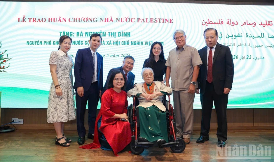 Trao Huân chương “Ngôi sao Công trạng” của Nhà nước Palestine tặng nguyên Phó Chủ tịch nước Nguyễn Thị Bình Trao Huân chương “Ngôi sao Công trạng” của Nhà nước Palestine tặng nguyên Phó Chủ tịch nước Nguyễn Thị Bình