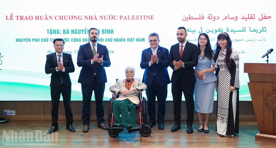 Trao Huân chương “Ngôi sao Công trạng” của Nhà nước Palestine tặng nguyên Phó Chủ tịch nước Nguyễn Thị Bình Trao Huân chương “Ngôi sao Công trạng” của Nhà nước Palestine tặng nguyên Phó Chủ tịch nước Nguyễn Thị Bình