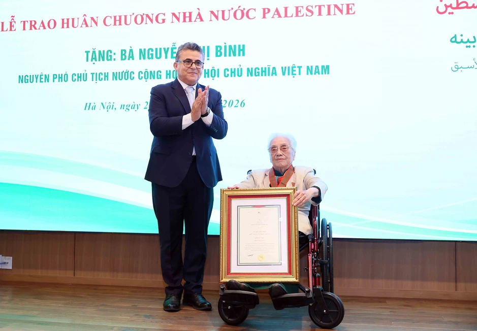 Trao Huân chương Ngôi sao Công trạng tặng nguyên Phó Chủ tịch nước Nguyễn Thị Bình Trao Huân chương Ngôi sao Công trạng tặng nguyên Phó Chủ tịch nước Nguyễn Thị Bình