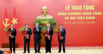 Trao Huân chương Quân Công, Huy hiệu Đảng tặng các đồng chí lãnh đạo, nguyên lãnh đạo Đảng, Nhà nước