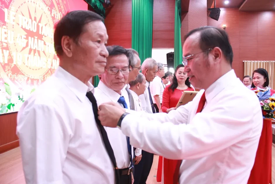 Trao Huy hiệu Đảng đến 59 đảng viên tại phường Phú Lợi (TPHCM) Trao Huy hiệu Đảng đến 59 đảng viên tại phường Phú Lợi (TPHCM)