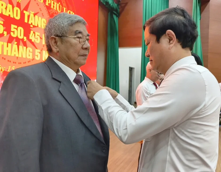 Trao Huy hiệu Đảng đến 59 đảng viên tại phường Phú Lợi (TPHCM) Trao Huy hiệu Đảng đến 59 đảng viên tại phường Phú Lợi (TPHCM)