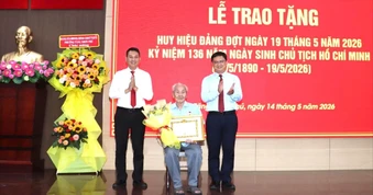 Trao Huy hiệu Đảng đến các đảng viên
