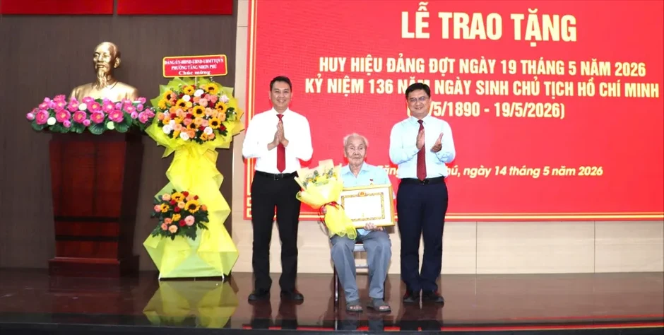 Trao Huy hiệu Đảng đến các đảng viên Trao Huy hiệu Đảng đến các đảng viên