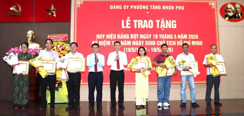 Trao Huy hiệu Đảng đến các đảng viên Trao Huy hiệu Đảng đến các đảng viên