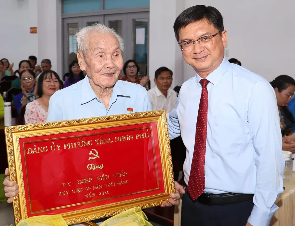 Trao Huy hiệu Đảng đến các đảng viên Trao Huy hiệu Đảng đến các đảng viên