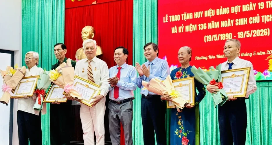 Trao Huy hiệu Đảng đến các đảng viên Trao Huy hiệu Đảng đến các đảng viên