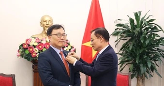 Trao Kỷ niệm chương “Vì sự nghiệp ngoại giao Việt Nam” cho Đại sứ Hàn Quốc