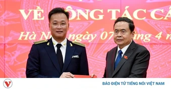Trao Nghị quyết của Quốc hội bầu ông Nguyễn Hữu Nghĩa giữ chức Tổng Kiểm toán NN
