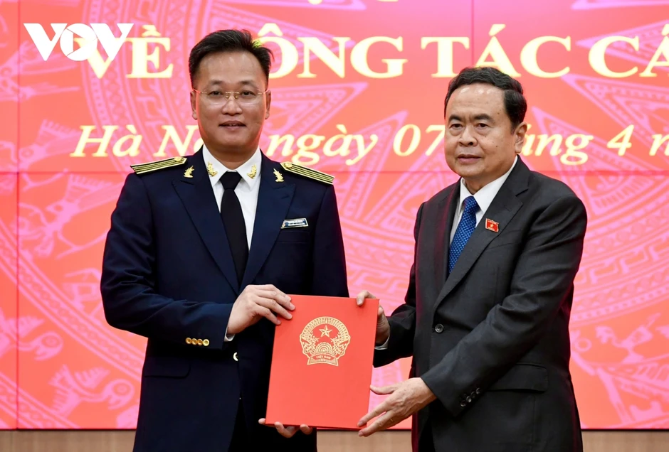 Trao Nghị quyết của Quốc hội bầu ông Nguyễn Hữu Nghĩa giữ chức Tổng Kiểm toán NN Trao Nghị quyết của Quốc hội bầu ông Nguyễn Hữu Nghĩa giữ chức Tổng Kiểm toán NN