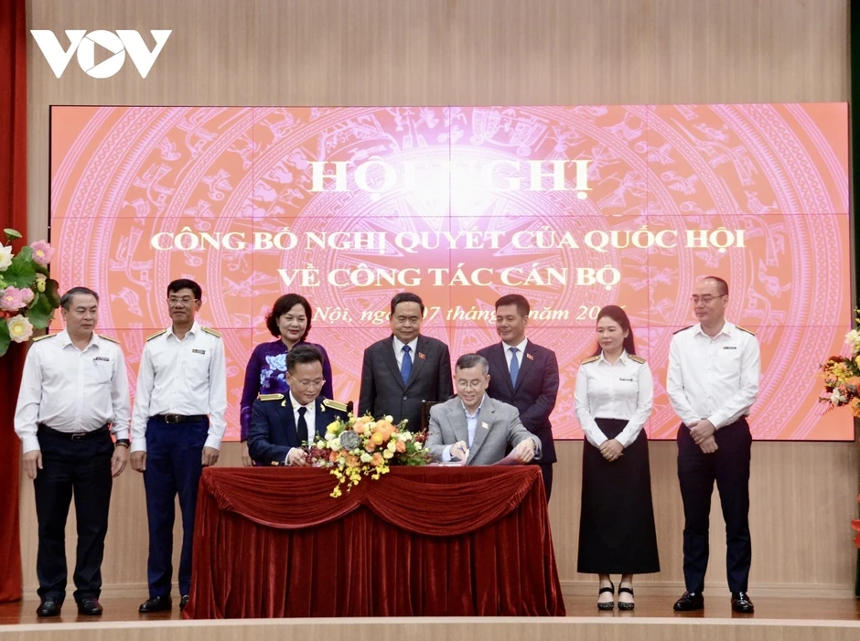 Trao Nghị quyết của Quốc hội bầu ông Nguyễn Hữu Nghĩa giữ chức Tổng Kiểm toán NN Trao Nghị quyết của Quốc hội bầu ông Nguyễn Hữu Nghĩa giữ chức Tổng Kiểm toán NN