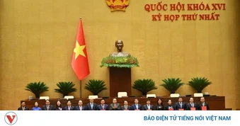 Trao Nghị quyết phê chuẩn kết quả bầu Trưởng đoàn ĐBQH tỉnh Sơn La khóa XVI