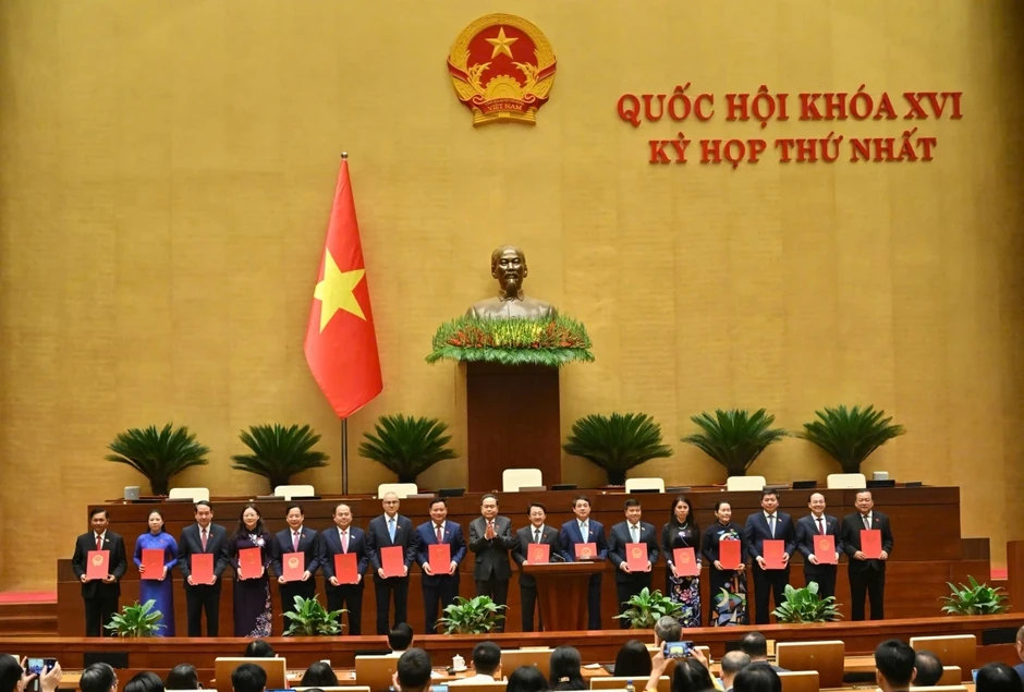 Trao Nghị quyết phê chuẩn kết quả bầu Trưởng đoàn ĐBQH tỉnh Sơn La khóa XVI Trao Nghị quyết phê chuẩn kết quả bầu Trưởng đoàn ĐBQH tỉnh Sơn La khóa XVI