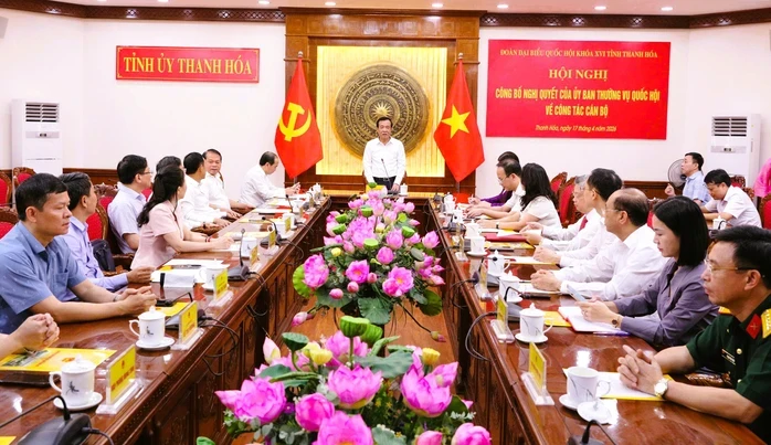 Trao Nghị quyết phê chuẩn Phó trưởng Đoàn Đại biểu Quốc hội tỉnh Thanh Hóa