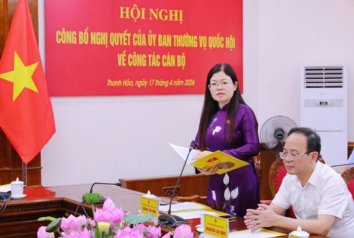 Trao Nghị quyết phê chuẩn Phó trưởng Đoàn Đại biểu Quốc hội tỉnh Thanh Hóa