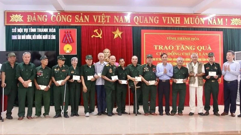 Trao quà của Tổng Bí thư, Chủ tịch nước cho người có công ở Thanh Hóa Trao quà của Tổng Bí thư, Chủ tịch nước cho người có công ở Thanh Hóa