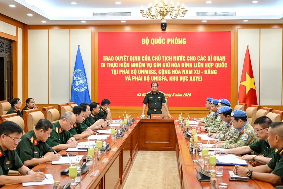 Trao quyết định cho 2 sĩ quan thực hiện nhiệm vụ gìn giữ hòa bình Liên hợp quốc Trao quyết định cho 2 sĩ quan thực hiện nhiệm vụ gìn giữ hòa bình Liên hợp quốc