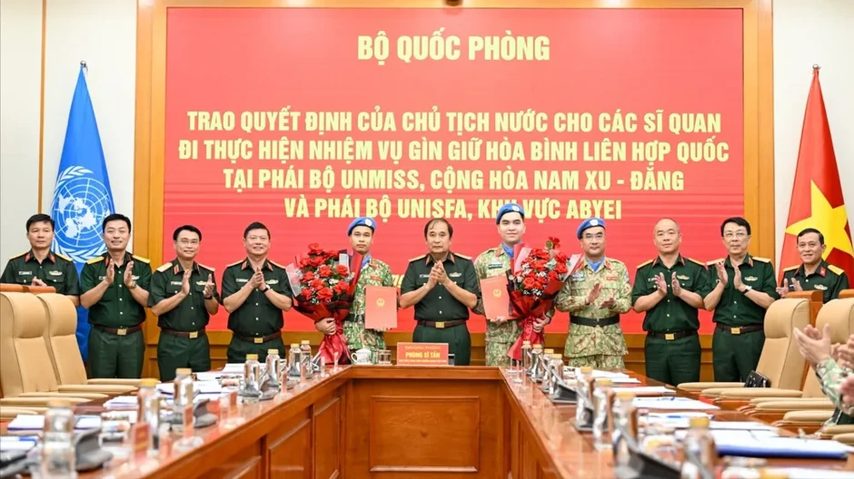Trao quyết định cho 2 sĩ quan thực hiện nhiệm vụ gìn giữ hòa bình Liên hợp quốc Trao quyết định cho 2 sĩ quan thực hiện nhiệm vụ gìn giữ hòa bình Liên hợp quốc