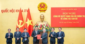 Trao quyết định của Bộ Chính trị về công tác cán bộ