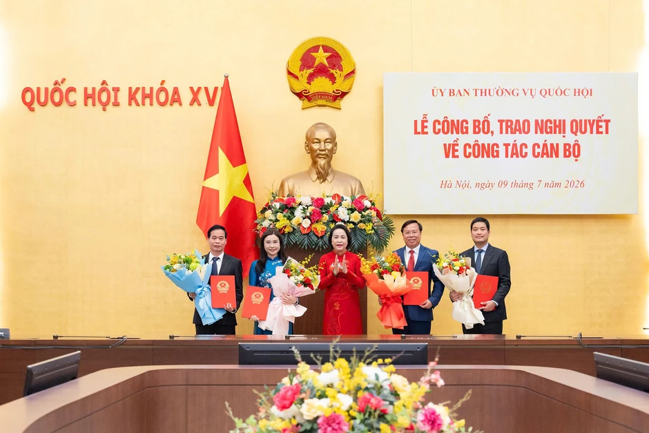 Trao quyết định của Bộ Chính trị về công tác cán bộ Trao quyết định của Bộ Chính trị về công tác cán bộ