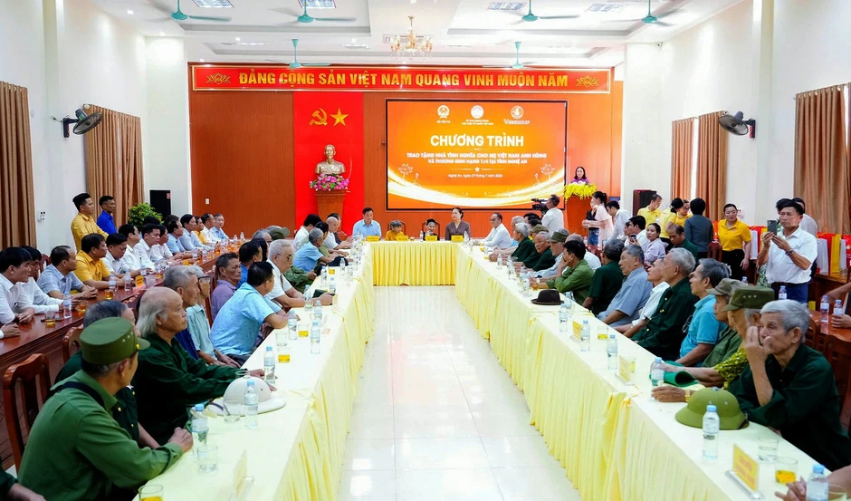 Trao tặng 60 căn nhà cho Mẹ Việt Nam anh hùng và thương binh nặng ở Nghệ An Trao tặng 60 căn nhà cho Mẹ Việt Nam anh hùng và thương binh nặng ở Nghệ An