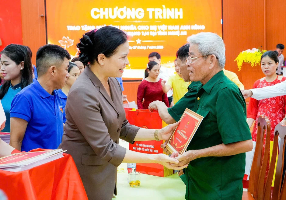 Trao tặng 60 căn nhà cho Mẹ Việt Nam anh hùng và thương binh nặng ở Nghệ An Trao tặng 60 căn nhà cho Mẹ Việt Nam anh hùng và thương binh nặng ở Nghệ An