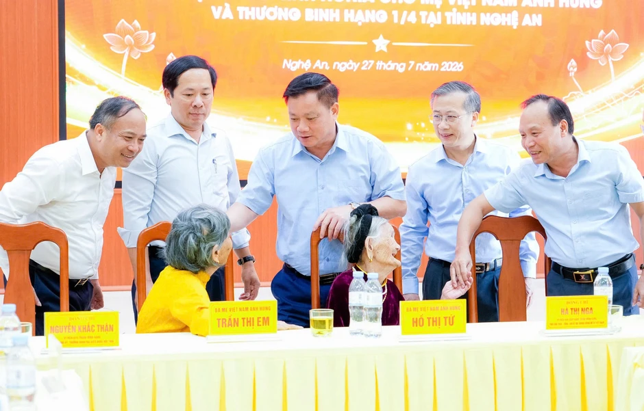 Trao tặng 60 căn nhà cho Mẹ Việt Nam anh hùng và thương binh nặng ở Nghệ An Trao tặng 60 căn nhà cho Mẹ Việt Nam anh hùng và thương binh nặng ở Nghệ An