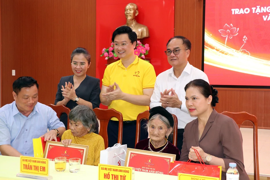 Trao tặng 60 căn nhà cho Mẹ Việt Nam anh hùng và thương binh nặng ở Nghệ An Trao tặng 60 căn nhà cho Mẹ Việt Nam anh hùng và thương binh nặng ở Nghệ An