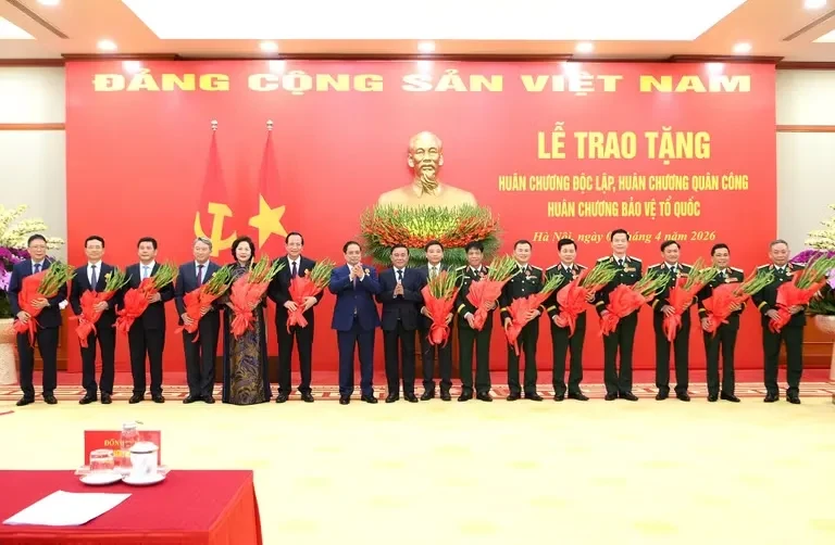 Trao tặng Huân chương cao quý cho các lãnh đạo Đảng, Nhà nước và cán bộ cấp cao