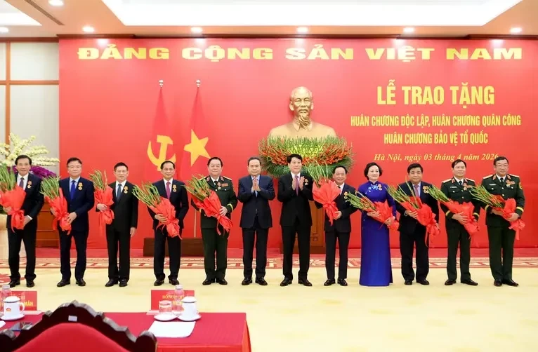 Trao tặng Huân chương cao quý cho các lãnh đạo Đảng, Nhà nước và cán bộ cấp cao