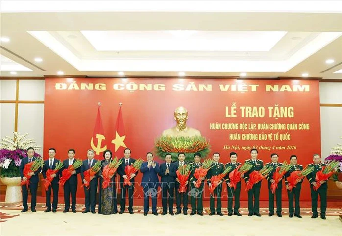 Trao tặng Huân chương cao quý cho lãnh đạo Đảng, Nhà nước và cán bộ cấp cao Trao tặng Huân chương cao quý cho lãnh đạo Đảng, Nhà nước và cán bộ cấp cao