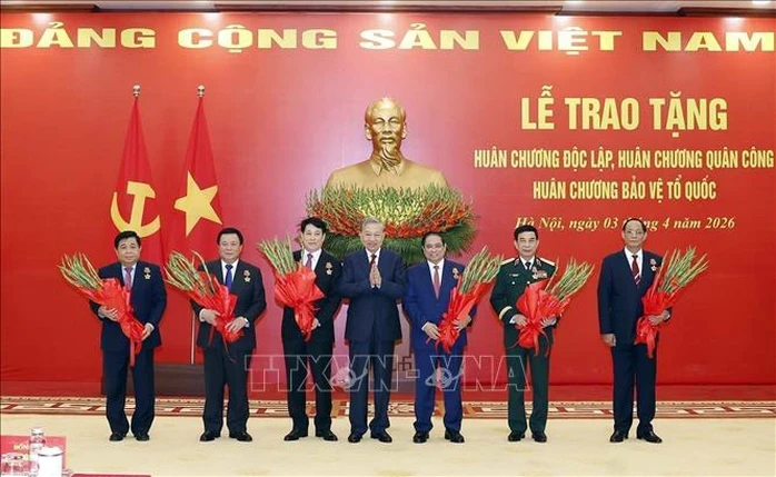 Trao tặng Huân chương cao quý cho lãnh đạo Đảng, Nhà nước và cán bộ cấp cao Trao tặng Huân chương cao quý cho lãnh đạo Đảng, Nhà nước và cán bộ cấp cao