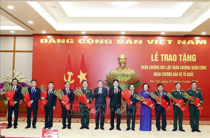 Trao tặng Huân chương cao quý cho lãnh đạo Đảng, Nhà nước và cán bộ cấp cao Trao tặng Huân chương cao quý cho lãnh đạo Đảng, Nhà nước và cán bộ cấp cao