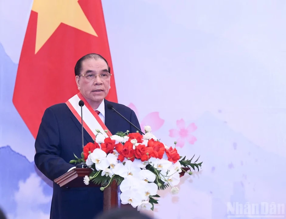 Trao tặng Huân chương Mặt trời mọc của Nhà nước Nhật Bản Trao tặng Huân chương Mặt trời mọc của Nhà nước Nhật Bản