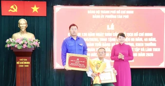Trao tặng Huy hiệu Đảng đến 9 đảng viên phường Tân Phú