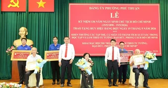 Trao tặng huy hiệu Đảng tại phường Phú Thuận
