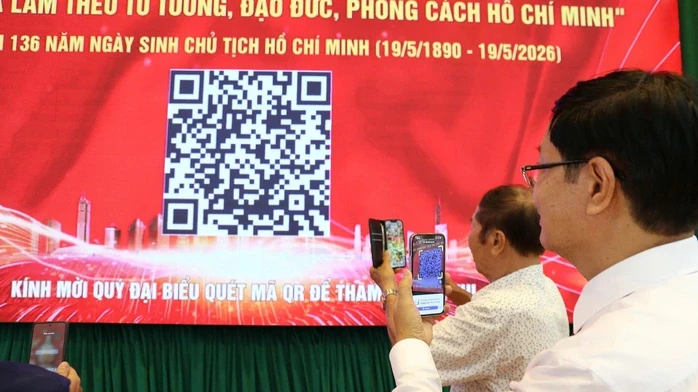 Trao tặng huy hiệu Đảng tại phường Phú Thuận