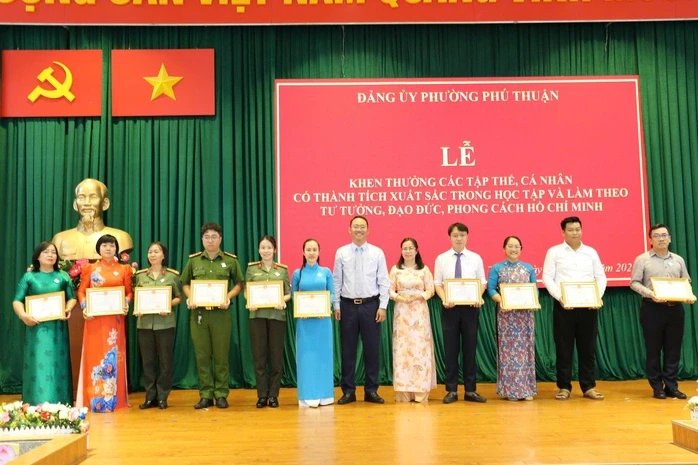 Trao tặng huy hiệu Đảng tại phường Phú Thuận