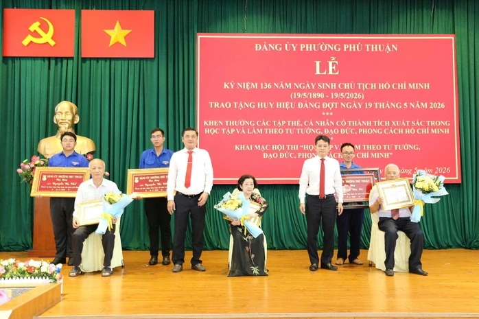 Trao tặng huy hiệu Đảng tại phường Phú Thuận