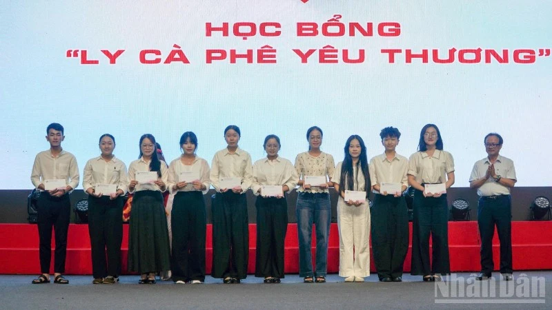 Trao thưởng Giải Báo chí Huỳnh Thúc Kháng thành phố Đà Nẵng lần thứ nhất Trao thưởng Giải Báo chí Huỳnh Thúc Kháng thành phố Đà Nẵng lần thứ nhất