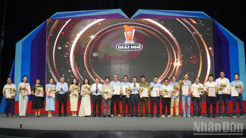 Trao thưởng Giải Báo chí Huỳnh Thúc Kháng thành phố Đà Nẵng lần thứ nhất Trao thưởng Giải Báo chí Huỳnh Thúc Kháng thành phố Đà Nẵng lần thứ nhất
