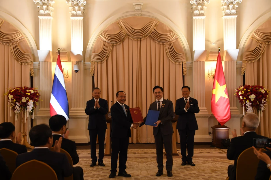 Trao văn kiện hợp tác và công bố Logo kỷ niệm quan hệ ngoại giao Việt Nam-Thái Lan Trao văn kiện hợp tác và công bố Logo kỷ niệm quan hệ ngoại giao Việt Nam-Thái Lan