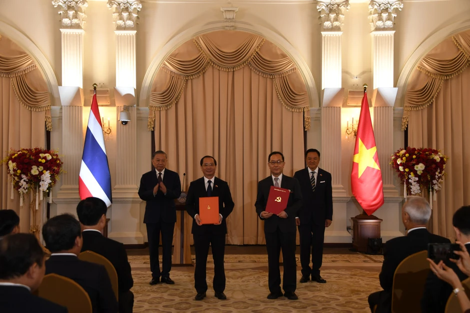 Trao văn kiện hợp tác và công bố Logo kỷ niệm quan hệ ngoại giao Việt Nam-Thái Lan Trao văn kiện hợp tác và công bố Logo kỷ niệm quan hệ ngoại giao Việt Nam-Thái Lan