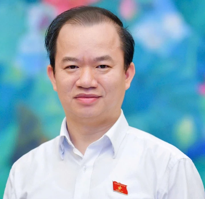 Tri ân cha ông không chỉ bằng vòng hoa, nén hương, mà còn bằng xây đất nước xứng đáng Tri ân cha ông không chỉ bằng vòng hoa, nén hương, mà còn bằng xây đất nước xứng đáng