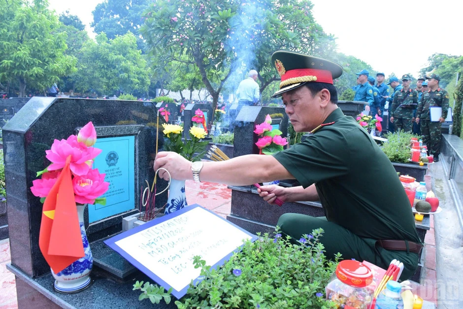 Triển khai lấy mẫu hài cốt liệt sĩ chưa xác định thông tin tại Nghĩa trang Mai Dịch để giám định ADN Triển khai lấy mẫu hài cốt liệt sĩ chưa xác định thông tin tại Nghĩa trang Mai Dịch để giám định ADN