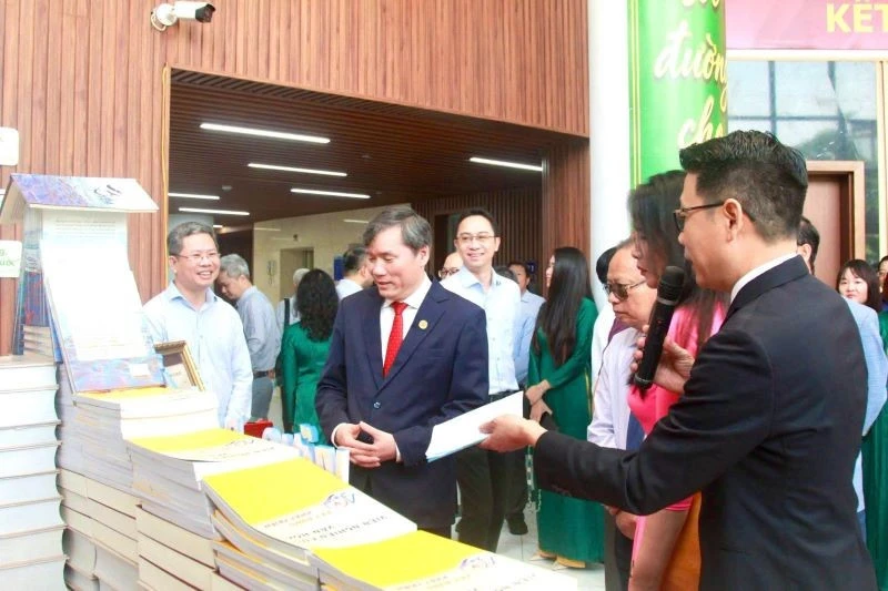 Triển lãm tái hiện chặng đường 73 năm Viện Văn học và 47 năm Viện Nghiên cứu Văn hóa Triển lãm tái hiện chặng đường 73 năm Viện Văn học và 47 năm Viện Nghiên cứu Văn hóa