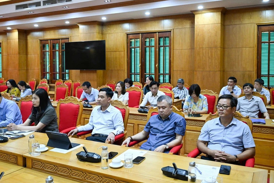 Trọng tâm là kiểm tra, giám sát việc tổ chức thực hiện các nghị quyết, kết luận của Trung ương Trọng tâm là kiểm tra, giám sát việc tổ chức thực hiện các nghị quyết, kết luận của Trung ương