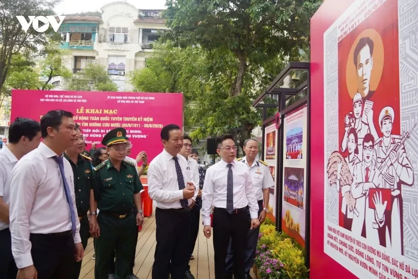 Trưng bày 180 tranh cổ động kỷ niệm 115 năm ngày Bác Hồ ra đi tìm đường cứu nước
