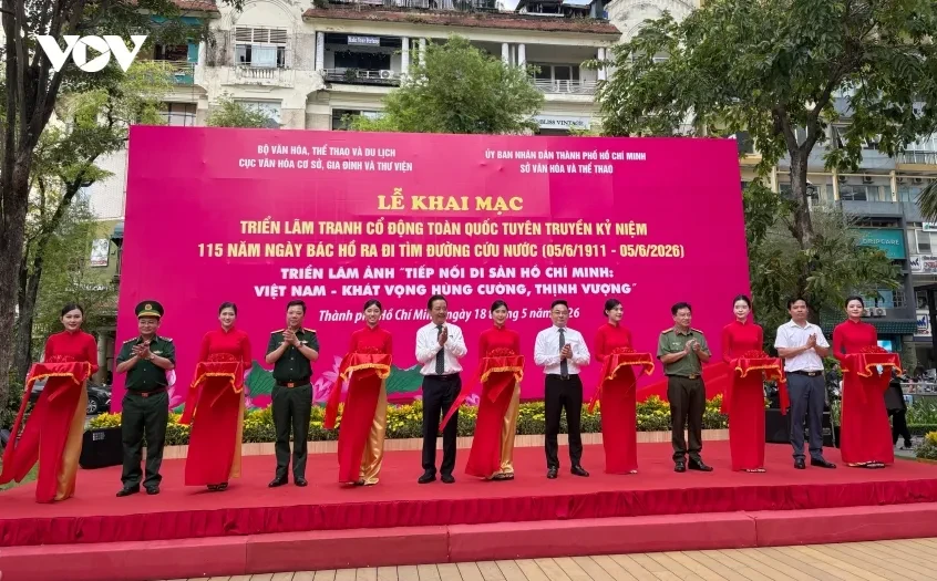 Trưng bày 180 tranh cổ động kỷ niệm 115 năm ngày Bác Hồ ra đi tìm đường cứu nước