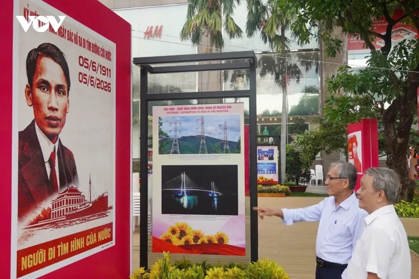 Trưng bày 180 tranh cổ động kỷ niệm 115 năm ngày Bác Hồ ra đi tìm đường cứu nước